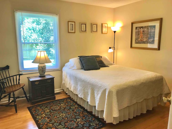 Majster s manželskou posteľou Queen, šatníkom a veľkým šatníkom s dvojitými dverami v izbe