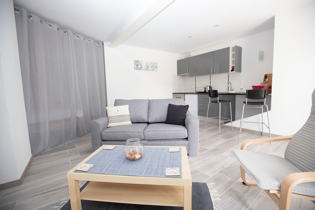 Popular Airbnb listing: "Old Town Hideaway" Lagos (Ocean Mist)- sleeps 2 in São Gonçalo De Lagos