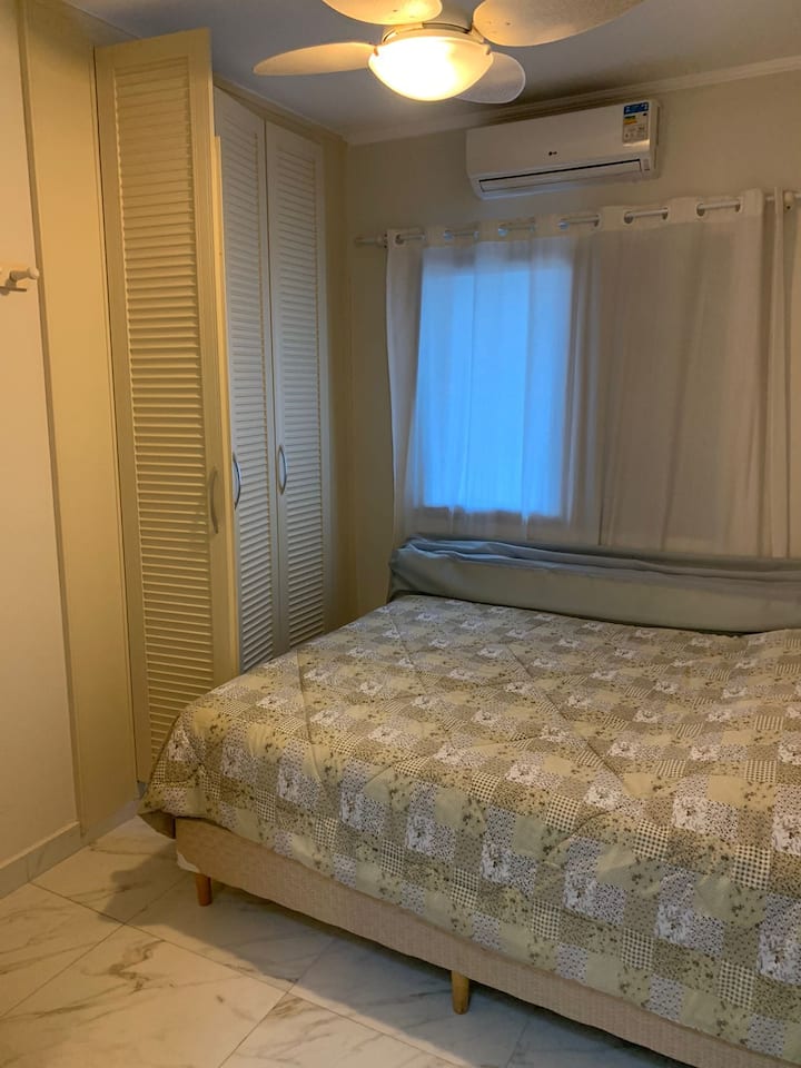 Soba s bračnim krevetom + 2 jednostruka madraca s klima-uređajem 