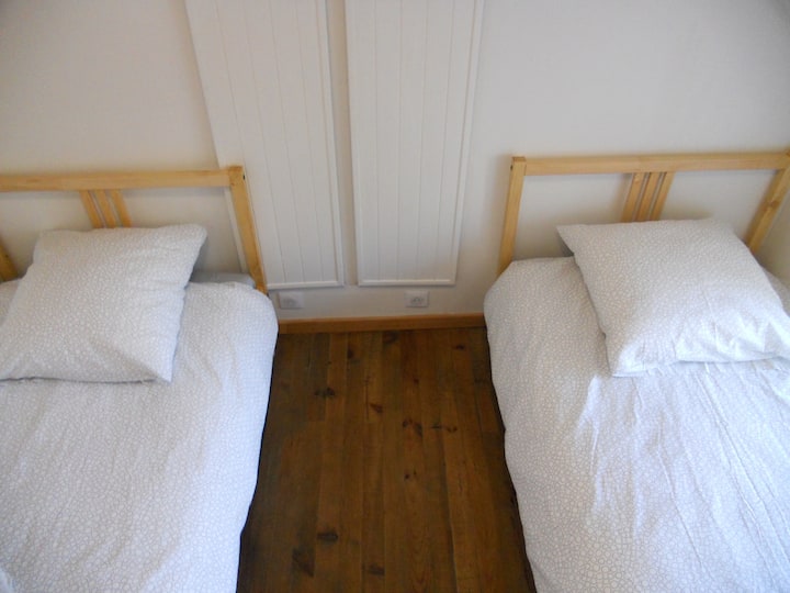 Zona e fjetjes 2 krevate tek 