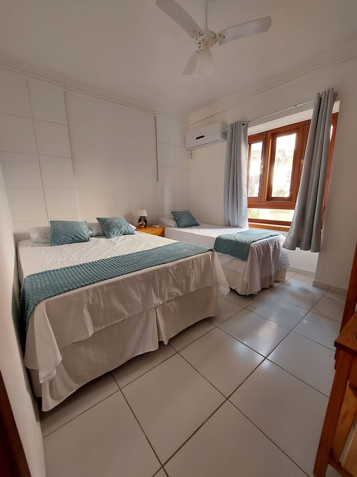 غرفة نوم ثانية بسرير مزدوج وسرير مفرد ومكيف هواء 