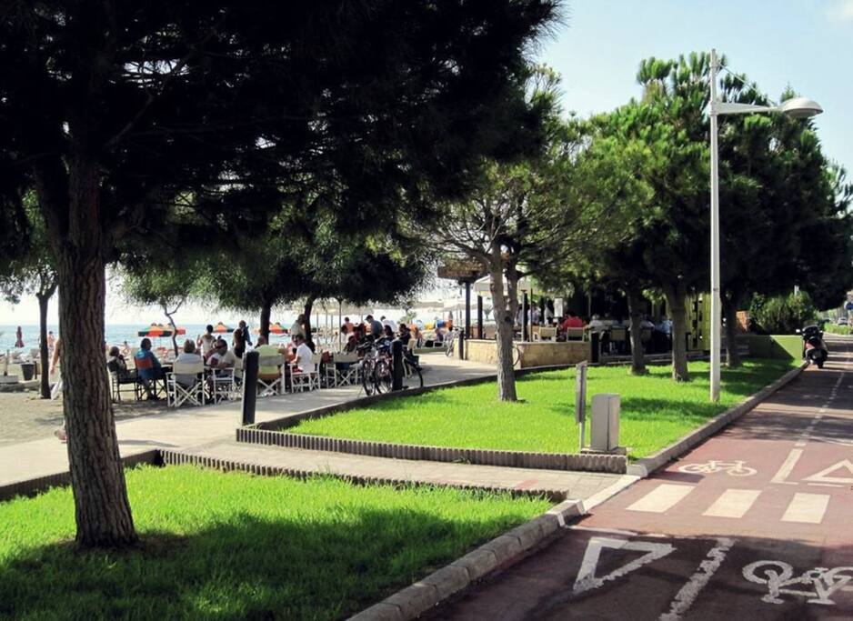Beautiful organized beach, coffee shops couple of steps away