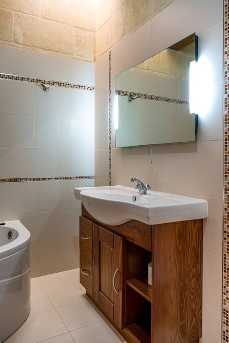 Big bath can easily be used by two people