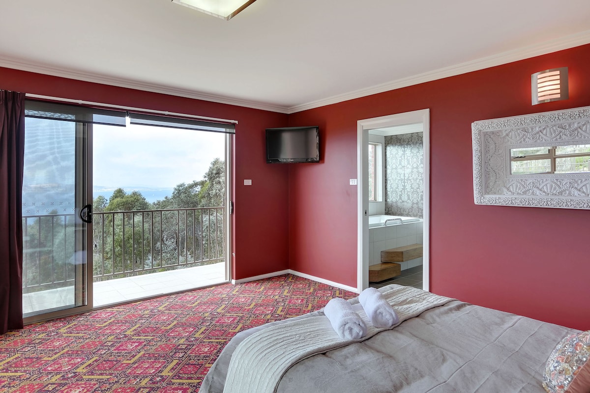 Самостоятелен апартамент и веранда, с изглед към водата от леглото. 