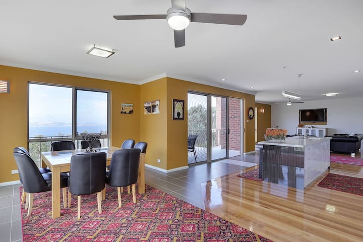 Stunning Cliff Top Manse Hobart