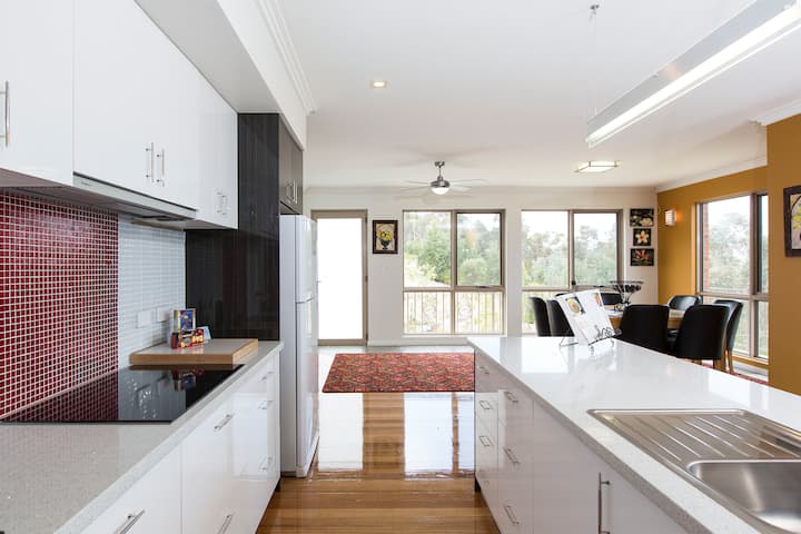 Stunning Cliff Top Manse Hobart