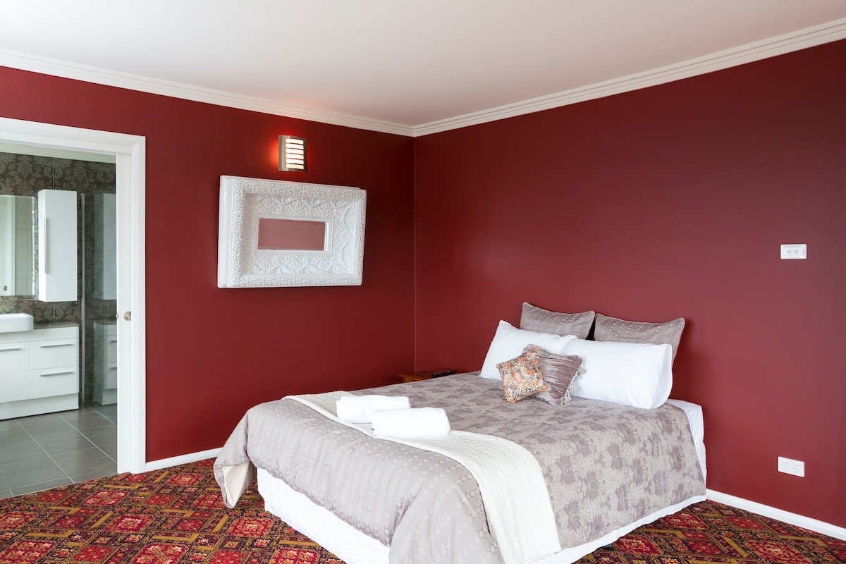 Богат, елегантен декор, двойно легло. 