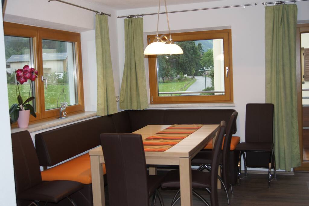 mit ausziehbarem tisch platz für 10 personen