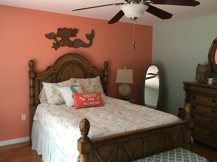 Chumba kikuu cha kulala chenye sitaha binafsi nyuma