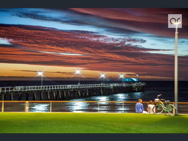 Large room with ensuite in Henley Beach villa. Houses for Rent in