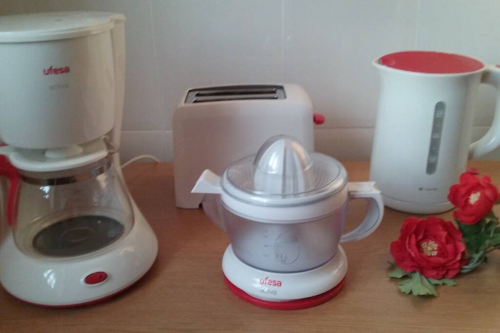Conjunto cafetera, hervidor, tostadora y exprimidor zumo.
Cocina. Primera planta