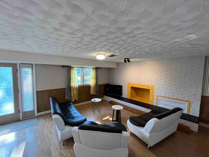 Სარდაფის მისაღები ოთახი ტელევიზორით