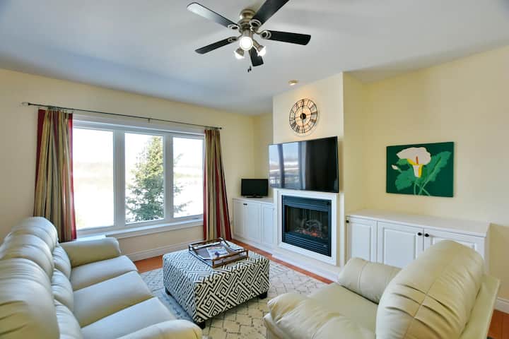 Ლამაზი და მყუდრო საოჯახო ოთახი დიდი ეკრანით SmartTV.  Netflix თავსებადია. Electric Fire Place. Გამოწიეთ გასაშლელი დივანი Queen ‑ ის ზომით.