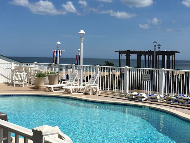 VB Oceanfront/Boardwalk Studio, Pool & Beach