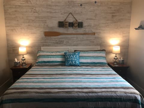 Top Airbnb: Lake Views! Walk to Jet Express/Docks! 1st Floor! in Port Clinton