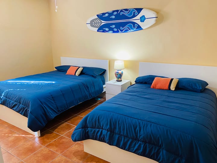 ห้องนอนทันสมัยพร้อมเตียงควีนไซส์และเตียงเต็มรูปแบบเครื่องปรับอากาศแยกส่วนเครื่องทำความร้อนพัดลมเพดาน