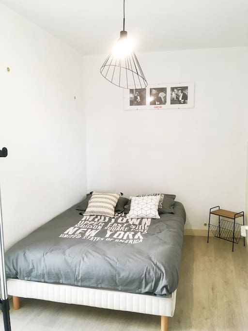 Chambre simple literie neuve (2018) penderie commode ventilateur si besoin.