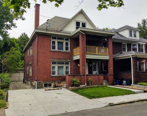 Enormous Brick House for Large Groups ★ Near All