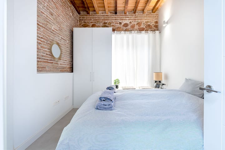 ห้องนอนใหญ่พร้อมห้องน้ำในตัวเตียงผ้านวมควีนไซส์สะดวกสบาย 
WiFi เร็ว 
ตู้เสื้อผ้า 
วิวกลางแจ้ง 