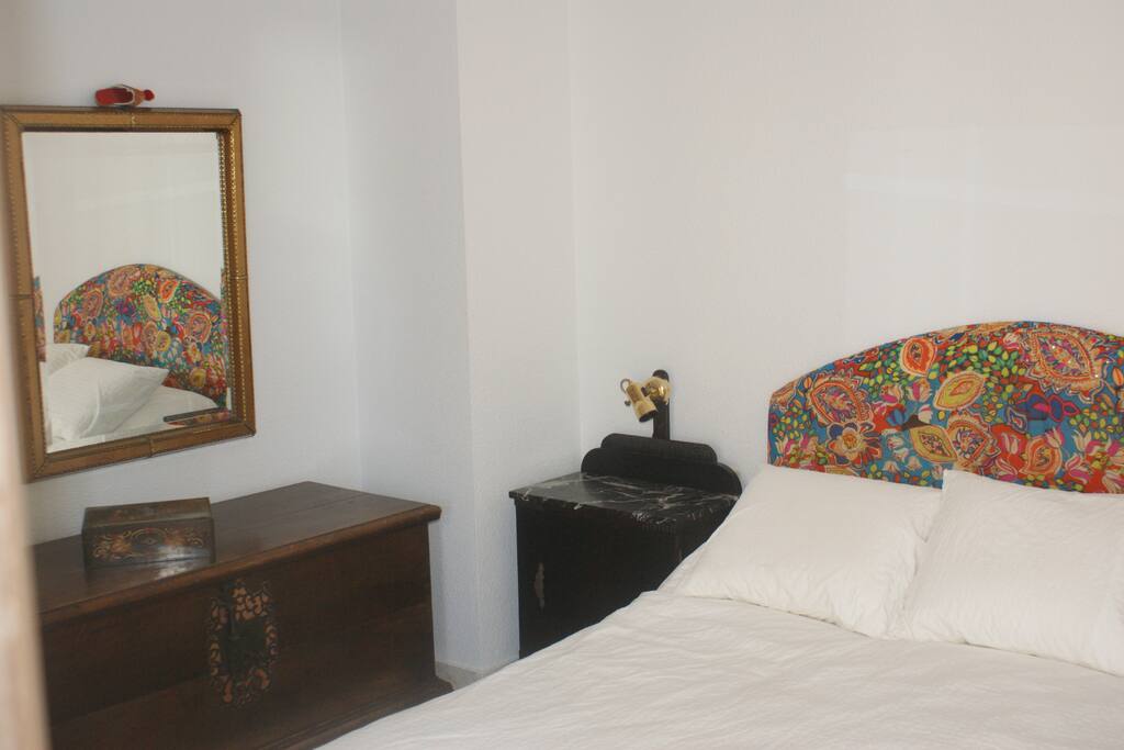 Dormitorio confortable con cama doble y acceso a la terraza