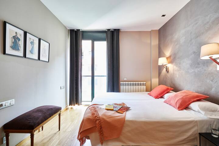 Big 2 bedroom+2bathroom flat in Eixample parking gallery image 4