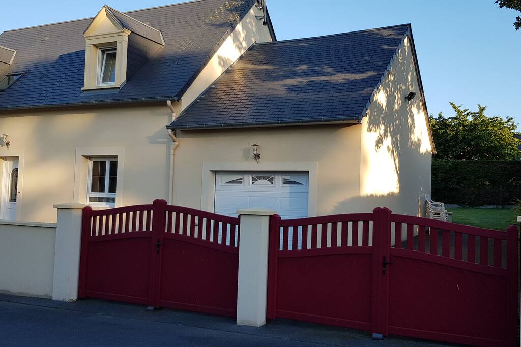 Vue de devant,la maison se trouve dans un lotissement très calme.