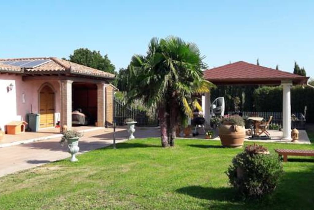 giardino con zona pranzo