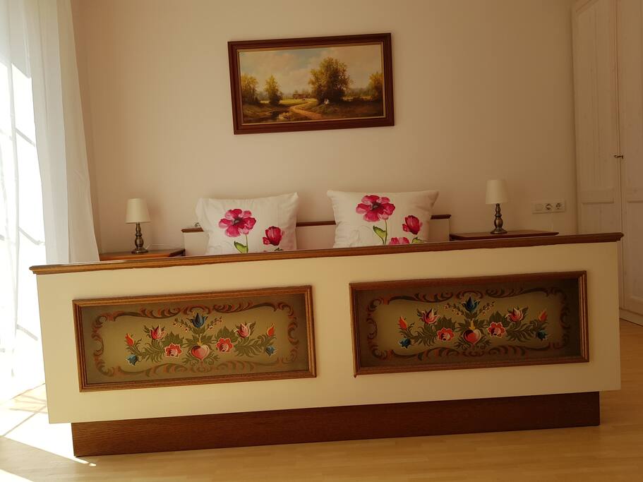 Schlafzimmer I mit Ausgang zur Terrasse und Garten