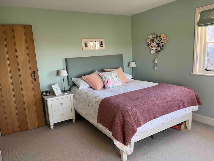 غرفة مزدوجة ثانية مع سرير بمقاس كبير وخزانة ملابس ومجموعة من الأدراج وإطلالات رائعة