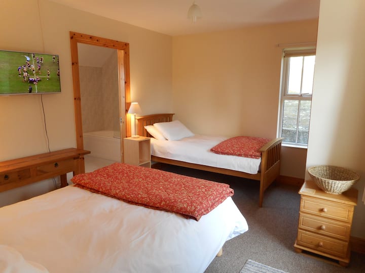 Bedroom (2) 
1 double bed & 1 single bed + ensuite bathroom