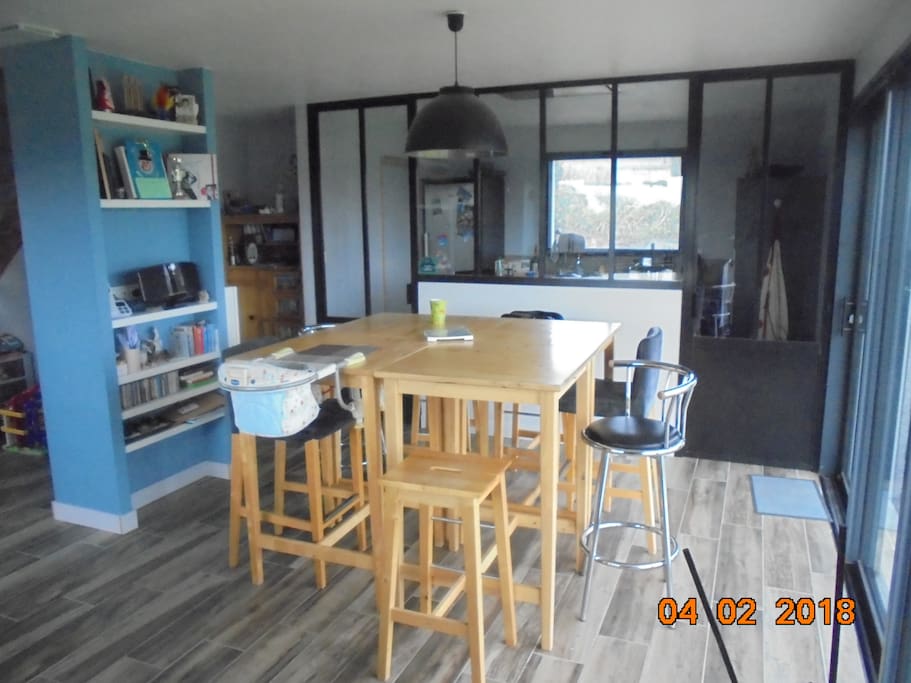 Salle à manger, devant la cuisine qui est derrière la verrière... Vous suivez ;-)