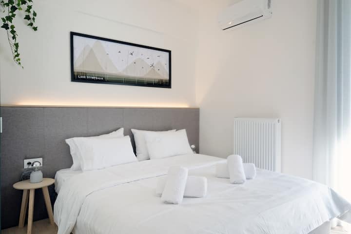 Chumba cha kulala cha ukubwa wa malkia mara mbili, kilicho na mwangaza na ufikiaji wa roshani, hali ya hewa na mapambo mazuri