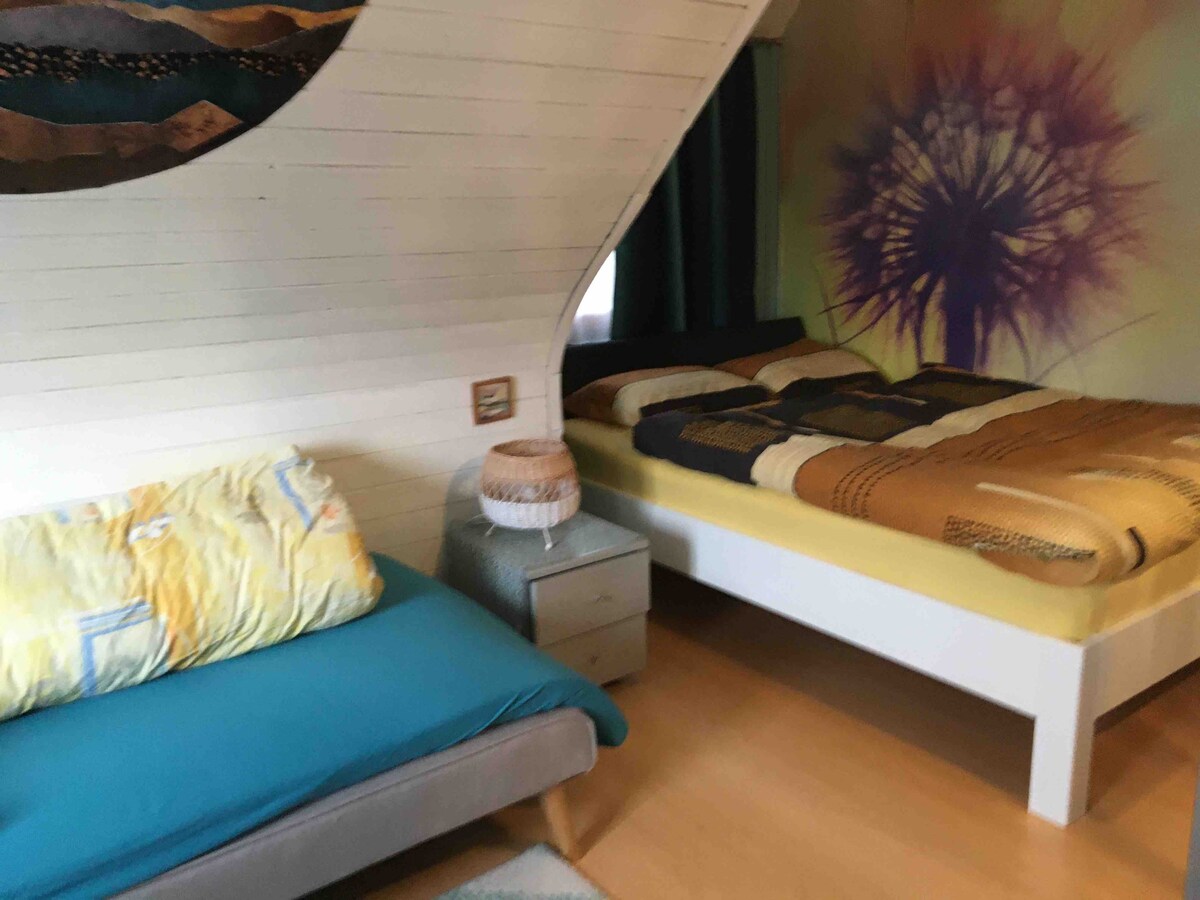 Spálňa 1.      s posteľou pre 2 osoby (140/200 cm),                1 rozkladacia pohovka (90/160 cm)                   1 detská postieľka k dispozícii