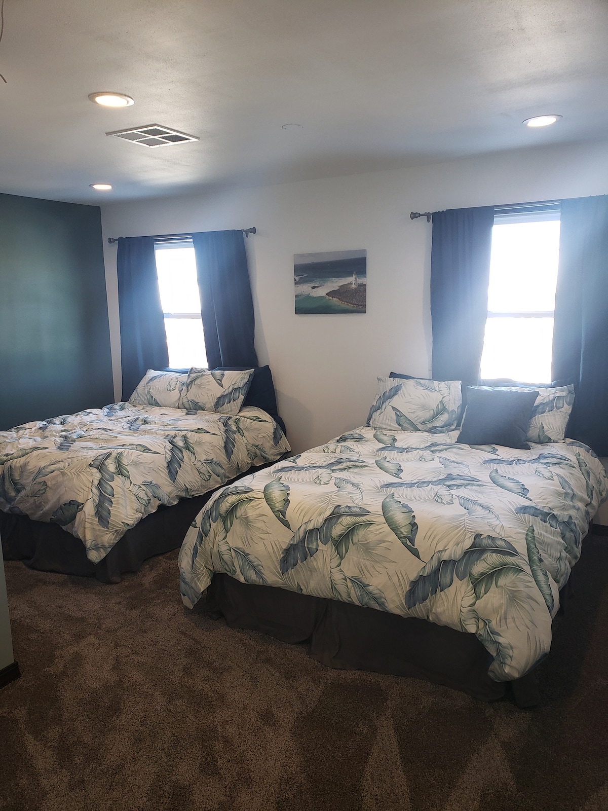 Ეს არის ჯილის საძინებელი, რომელსაც აქვს 2 ორადგილიანი საწოლი და დიდი კარადა