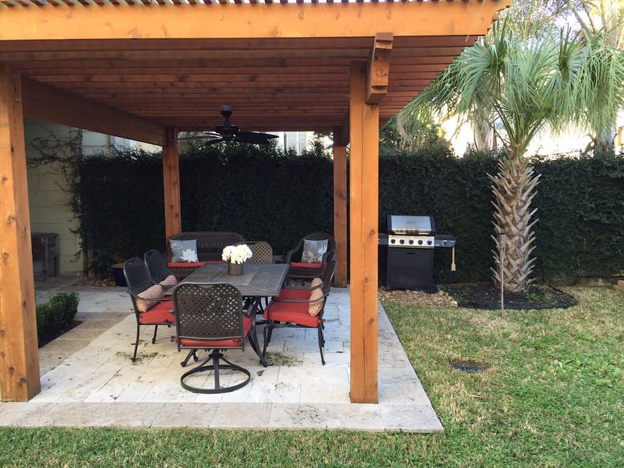 Gorgeous pergola and patio with palm trees and grill!