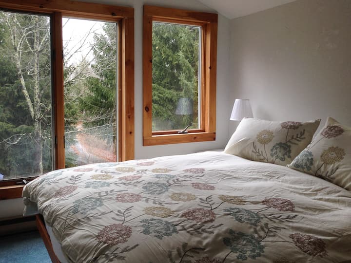 غرفة النوم الرئيسية والأشجار