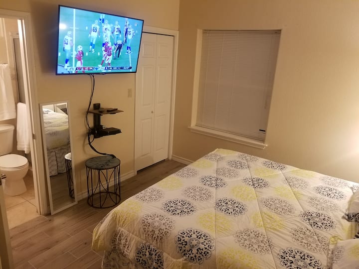 50inch flatscreen in hoofdslaapkamer met kabel. Let op dat de badkamer direct privé is. 