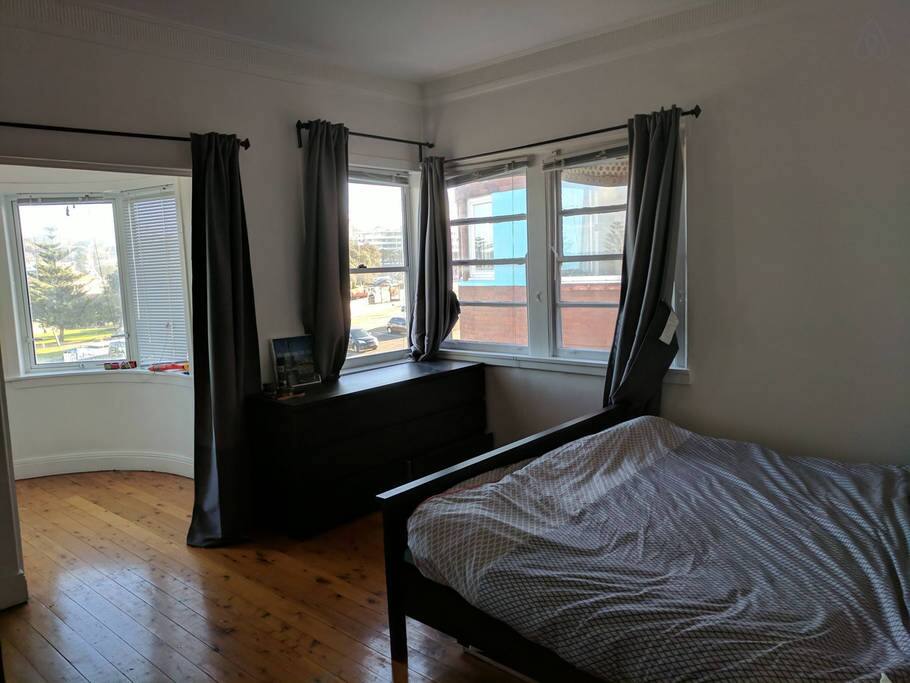 Room 1 with king bed