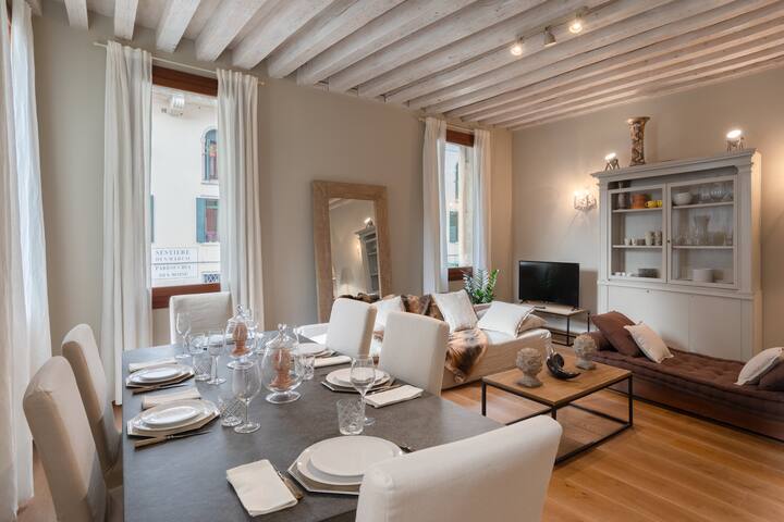 Bridge of Sighs luxurious apartment gallery image 3