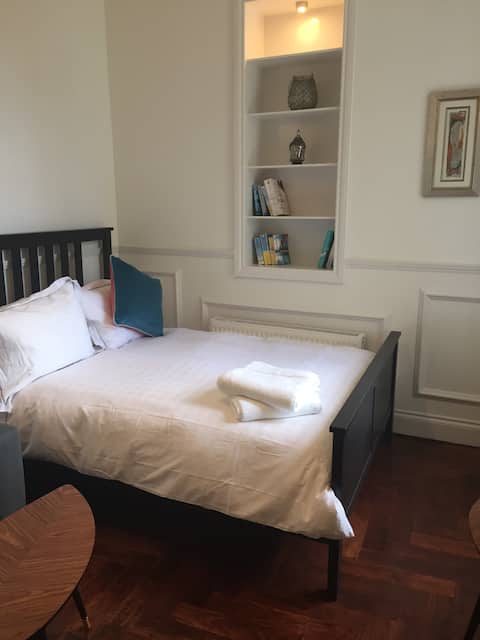 Bijou river view apartment , City centre 2.