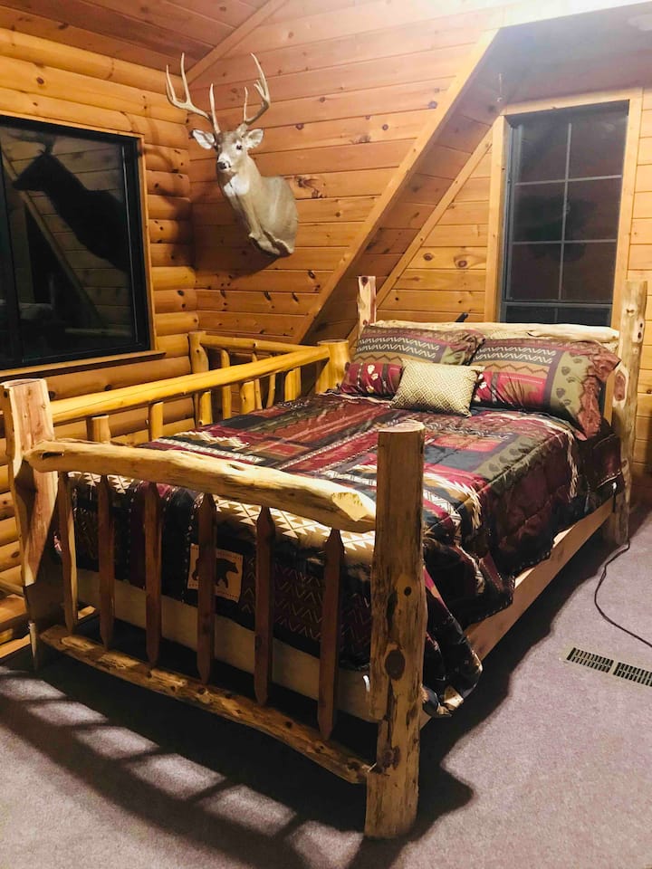 Tuliongeza kitanda cha logi cha ukubwa kamili kwenye roshani. Pia kuna futoni ya ukubwa kamili katika roshani pia. 