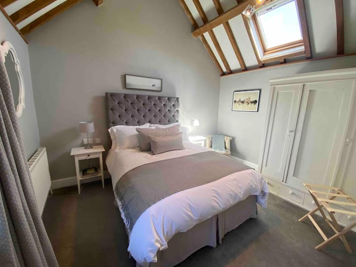 Cama tamaño king con ropa de cama de algodón egipcio
