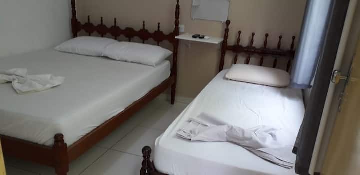 2号房（一张双人床和一张单人床）。配有空调、衣柜和电视。