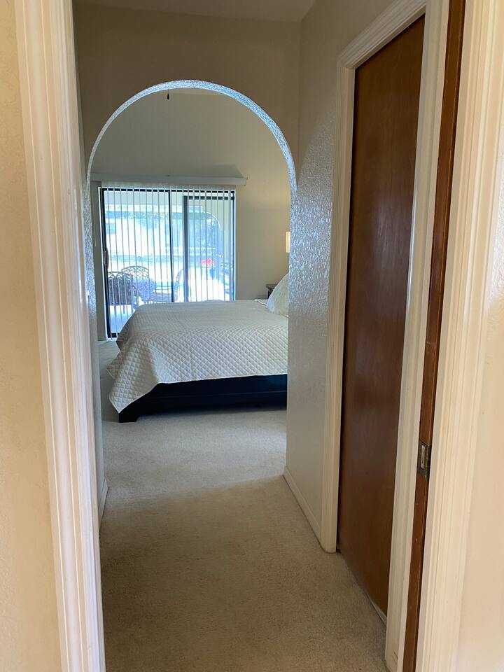 Výhľad z vlastnej kúpeľne.  Sklenené kĺzačky idú z hlavného apartmánu do lanai.  