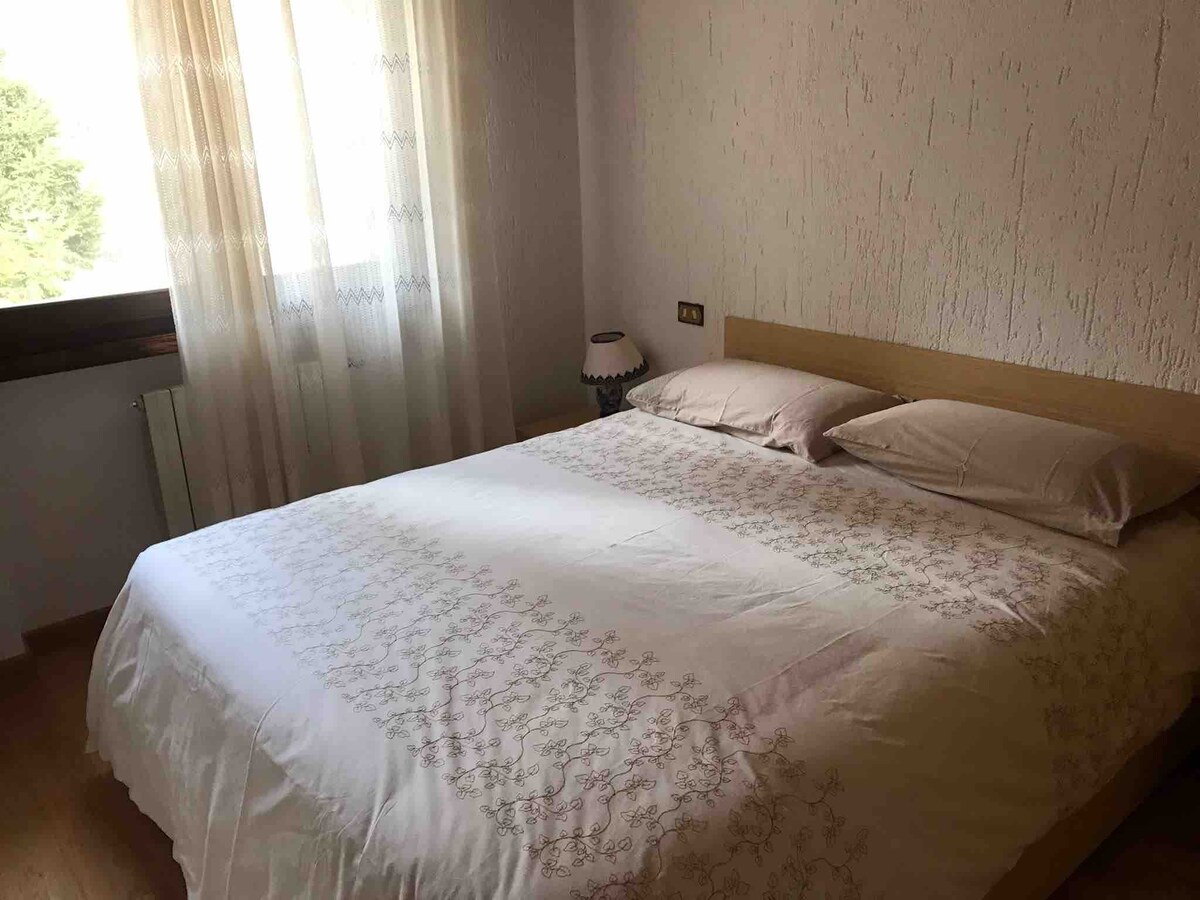 غرفة نوم مزدوجة في الطابق العلوي