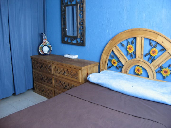 Druhá spálňa s komodou a šatníkom