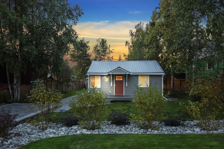 > UPSCALE Cottage / Central to DOWNTOWN & Trails <