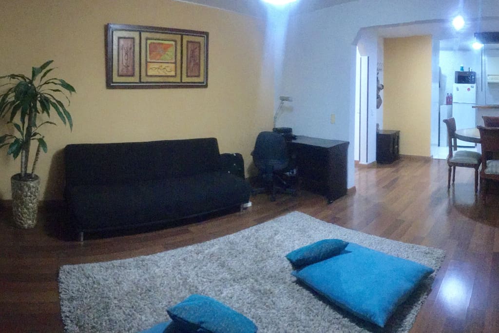 Sala con vista al comedor y la cocina