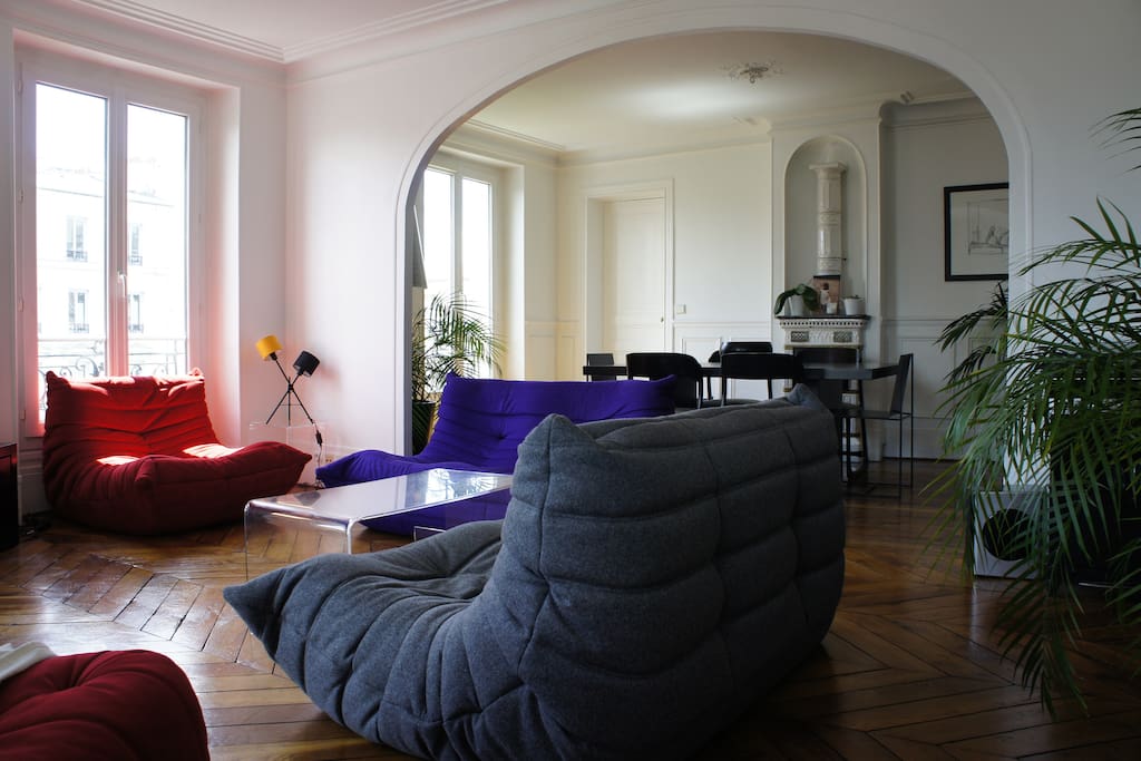view of spacious living room & dining room
