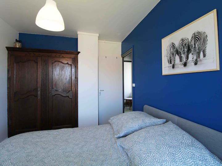 Chumba cha kulala cha tatu kilicho na kitanda laini cha watu wawili na sehemu ya kuhifadhi 